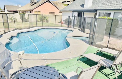 Glendale House | 3/2 Quiet Home w/Pool w/in driving distance of major shopping and entertainment.
