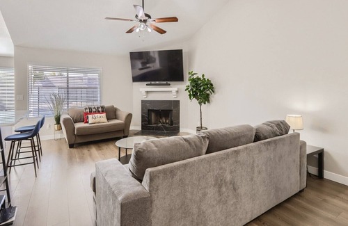 Glendale House | 3/2 Quiet Home w/Pool w/in driving distance of major shopping and entertainment.