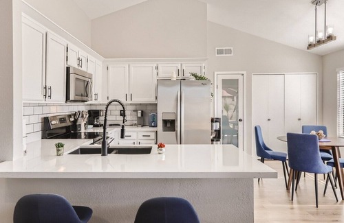 Glendale House | 3/2 Quiet Home w/Pool w/in driving distance of major shopping and entertainment.