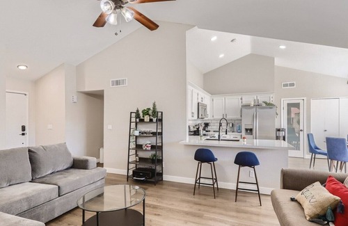 Glendale House | 3/2 Quiet Home w/Pool w/in driving distance of major shopping and entertainment.