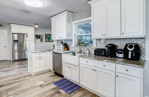 Crystal Shores House | 3/2 Waterfront-Heated Pool-Tiki Bar-Kayaks-close to springs-great neighborhood.