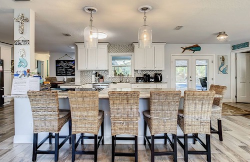 Crystal Shores House | 3/2 Waterfront Oasis w/Heated Pool & Tiki Bar-Kayaks-close to springs.