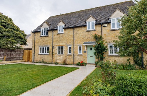 Stow-on-the-Wold Cottage | 3 & 4 Hawthorn Cottages - a cottage that sleeps 9 guests in 5 bedrooms