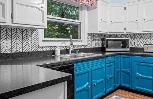 Coloma House | 3/4 Mile to the Beach - Breakfast Included - King Beds - Family Friendly
