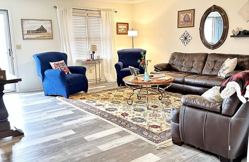 Scottsboro House | 3-5 mins from Goose Pond boat ramps, clean, inviting and many 5 star reviews!
