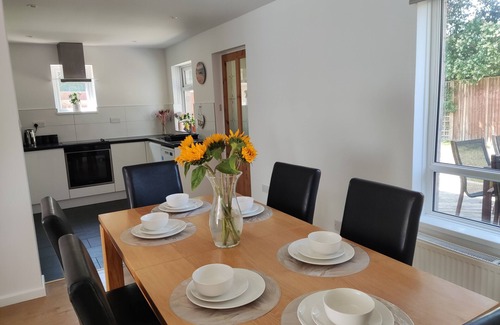 Bournemouth House | 3-8 guests, wi-fi,parking, beach, river,golf courses, hospital, airport, shops