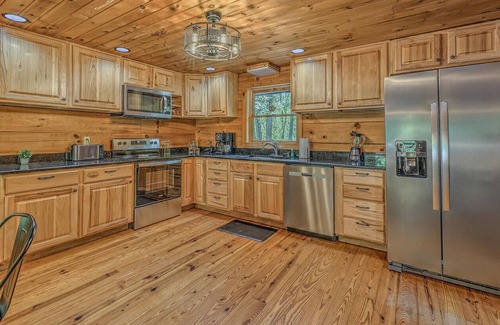 Owl Town Retreat Cabin | 3 Acre Log Cabin Hot Tub Creek Firepit Gameroom Chalet