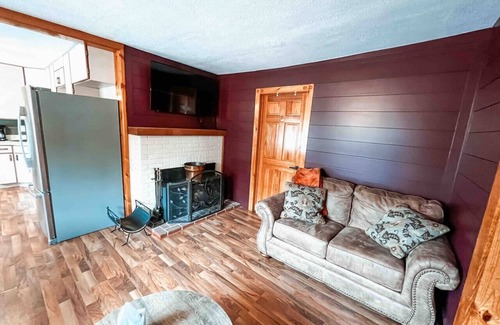 West Newton House | 3 bd/10 min to dwtwn/Washer-Dryer