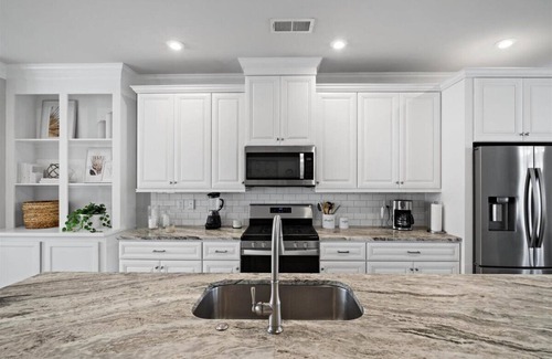 Northwest House | 3 Bd 3.5 Ba Luxe Retreat - Steps to Beach