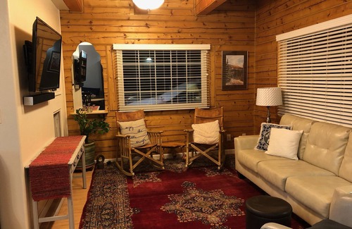 Wasilla House | 3 Bd-Beautiful Log Home w Garage & Yard in Central Wasilla