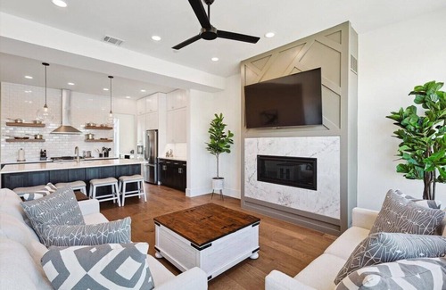 Cedars House | 3-BD Luxury Living w Rooftop Garden Views