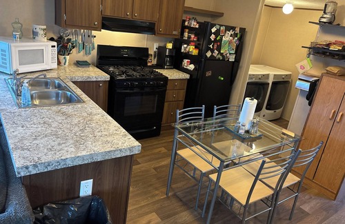 Questa House | 3 Bd2bath Mountain View w/hot tub, circle drive,20 min to RedRiverSki area