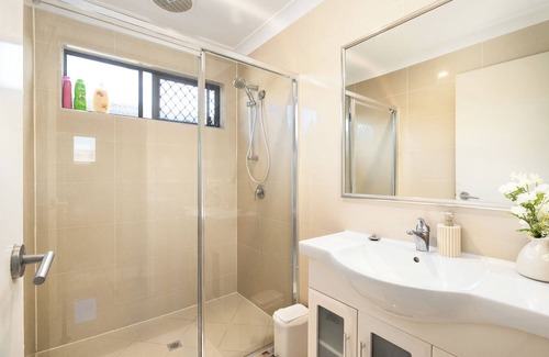 Rocklea Apartment | 3 Bdr apt! Aircon! Train! Shops! Garage! 120D3