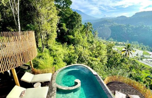 Melayang Villa | 3 Bdr - Luxury Cliffside Bamboo Villa
