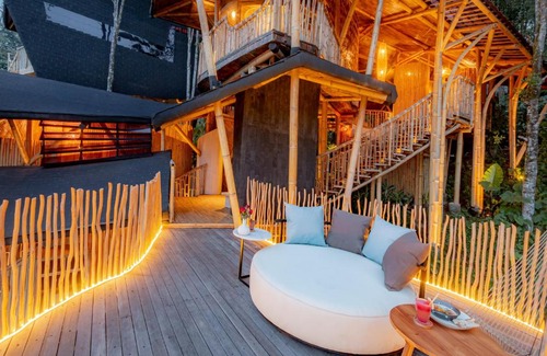 Melayang Villa | 3 Bdr - Luxury Cliffside Bamboo Villa