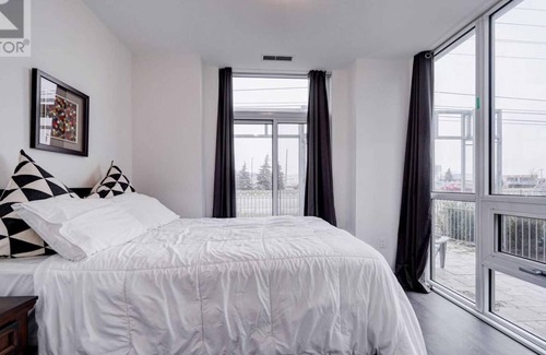 Central Erin Mills Condo | 3 bdr plus den with 1155 sq ft living space