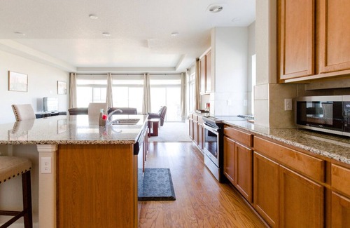 Aurora House | √3 BDR Ranch Home√For Families√Backyard√Parking√Quiet
