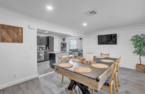 Anona House | 3 bdrm 2 bath luxury house in Largo - 15 mins to Clearwater Mins to beaches