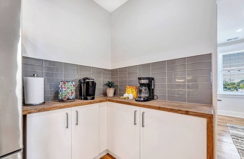 Walnut Hills Condo | 3 Bdrm 3 Full Bath Tower View walk up