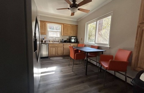 Applegate House | 3 BDRM, hot tub, walk to beach