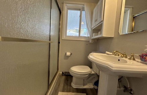 Applegate House | 3 BDRM, hot tub, walk to beach