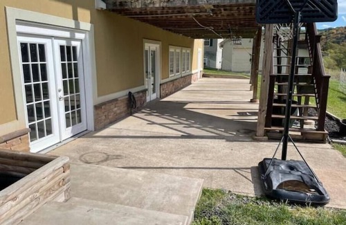 Fleming Apartment | 3 Bdrm Modern Unit