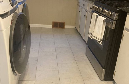 Niagara Falls House | ♥3 bdrm Niagara Falls Home ♥ A/C♥ Hot Tub♥ Parking