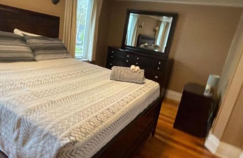 Niagara Falls House | 3 bdrm Niagara Falls Home Air Conditioning Hot Tub Parking