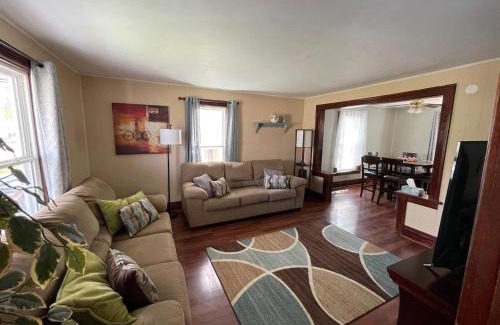 Niagara Falls House | 3 bdrm Niagara Falls Home Air Conditioning Hot Tub Parking