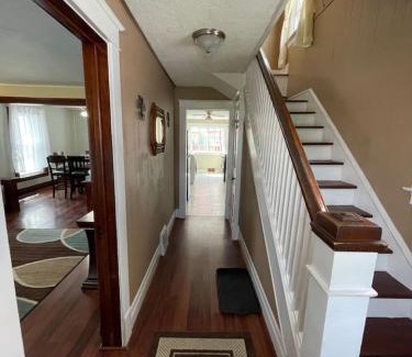 Niagara Falls House | 3 bdrm Niagara Falls Home Air Conditioning Hot Tub Parking