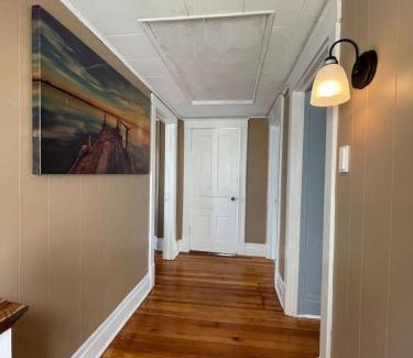 Niagara Falls House | 3 bdrm Niagara Falls Home Air Conditioning Hot Tub Parking