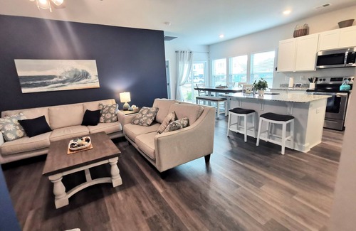 Little River House | 3 Bdrm spacious townhome, 2 Living Rooms, Pet Friendly, Cook's Kitchen,