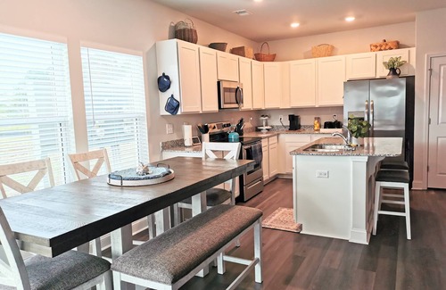 Little River House | 3 Bdrm spacious townhome, 2 Living Rooms, Pet Friendly, Cook's Kitchen,