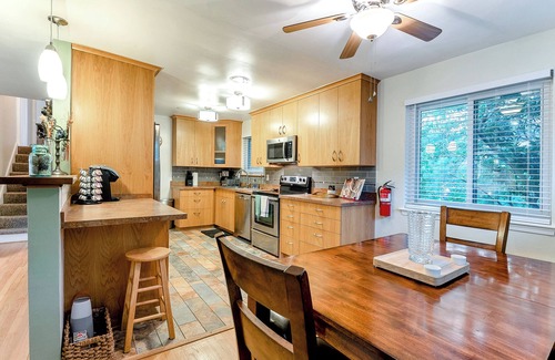 Bayview House | 3 Bed 1.5 Bath Blocks to Beach- Dogs OK! Quiet Cul-de-sac
