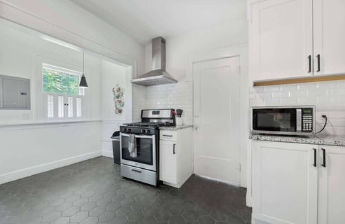 College Hill House | 3 Bed 1.5 Bath Home in College Hill By Hospital
