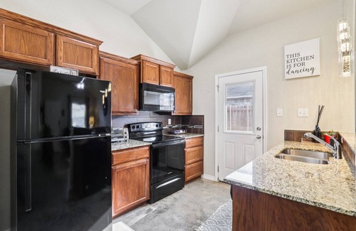 Copperas Cove House | 3-bed, 2-bath, an office, WiFi, fenced backyard and short drive to fort Cavazos