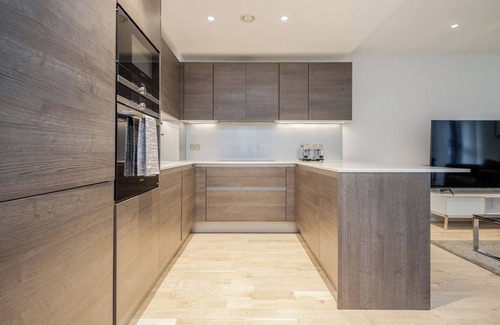 St. Pancras and Somers Town Apartment | 3 Bed 2 Bath Luxury Apartment King Bed Kings Cross 10 Min Walk