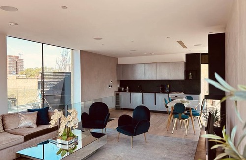 Shoreditch Apartment | 3 Bed 2 Bath Penthouse in the heart of London with large Terrace with city view