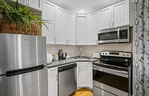 Williamsburg House | 3 BED 2 BATH Pre-War Apartment in Williamsburg, Brooklyn Townhouse