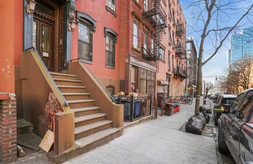 Williamsburg House | 3 BED 2 BATH Pre-War Apartment in Williamsburg, Brooklyn Townhouse