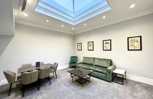 City of Westminster Apartment | 3 bed/3 Bath Brand New Flat, Patio, Sky TV, AC