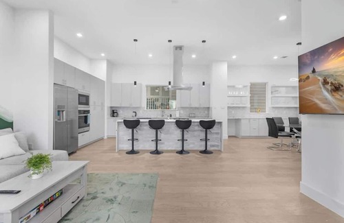 Midtown House | 3 Bed 3 Bath Family Retreat w/Parking & Roofdeck