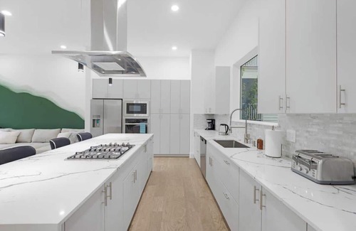 Midtown House | 3 Bed 3 Bath Family Retreat w/Parking & Roofdeck