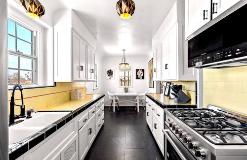 Los Angeles House | 3 bed 3 full bath 5 min to SOFI w Lrg backyard, BBQ & FREE PARKING