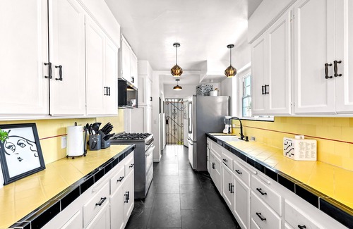 Los Angeles House | 3 bed 3 full bath 5 min to SOFI w Lrg backyard, BBQ & FREE PARKING