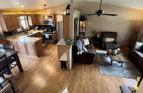 Ashwaubenon House | 3-Bed 3-Full Bath Walk to Lambeau