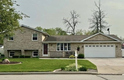 Ashwaubenon House | 3-Bed 3-Full Bath Walk to Lambeau