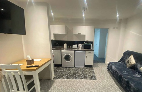 Merthyr Tydfil Apartment | 3 Bed Apartment - Sleeps 6 - Free Parking, Wifi