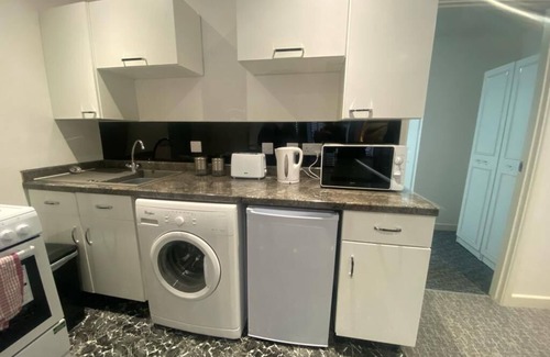 Merthyr Tydfil Apartment | 3 Bed Apartment - Sleeps 6 - Free Parking, Wifi