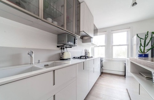 Vauxhall Apartment | 3 Bed Balcony Flat in Nine Elms